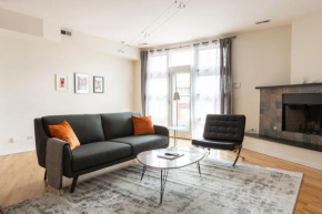 Spacious Wicker Park 2BR with Patio Deck by Zencity, Chicago